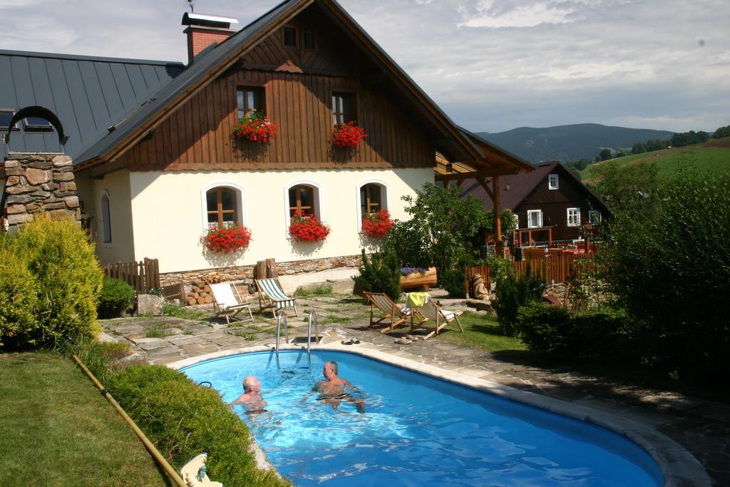 B&B Na Kopecku โรกีนีซ นัด ยีเซอโร ภายนอก รูปภาพ